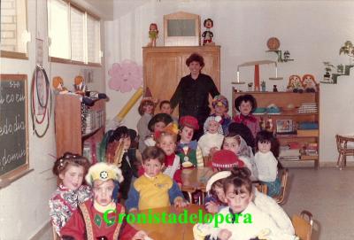 Grupo de alumnos del Colegio Miguel de Cervantes de Lopera con su maestra Pilar Bellido. Un carnaval 5-3-1984