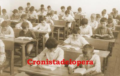 Grupo de niños del Colegio Tena Artigas de Lopera estudiando en la clase de Francisco Valenzuela Haro. Curso 1964-65