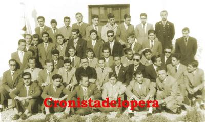 Grupo de hombres de Lopera en unos Ejercicios Espirituales con el párroco Miguel Luque Pardo. Año 1955