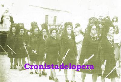 Loperanas ataviadas con mantillas en la Procesión de la Soledad. Año 1973.
