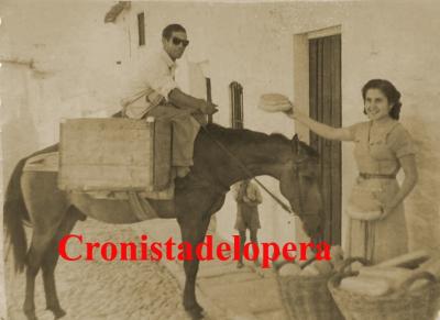 El Loperano Gines Teruel vendiendo pan con una bestia por las calles de Lopera. Años 50