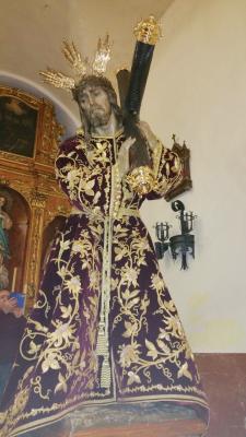 La imagen de Ntro. Padre Jesús Nazareno de Lopera ya tiene puesta su Túnica color guinda bordada en oro tras ser restaurada.