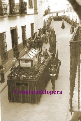 Procesión del Santo Entierro a su paso por la calle Real. Semana Santa Lopera 1974. Foto cortesía Mª Jesús Rojas.