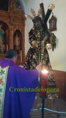 Bendición de la Túnica de Ntro. Padre Jesús Nazareno ya restaurada y de la nueva Cruz por el párroco de Lopera Manuel Casado Huertas.