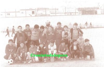 Grupo de alumnos con el maestro Antonio Luis Castilla en el Campo de Fútbol Santo Cristo de Lopera. Curso 1992/93