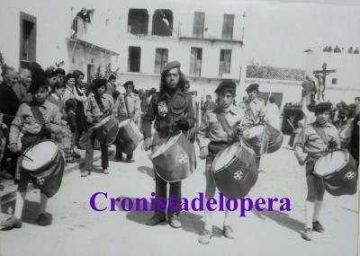 La Banda de Tambores y Cornetas de Juan Alcalá acompañando la Procesión del Cristo de la Expiración por la Plaza Mayor de Lopera. Años 70