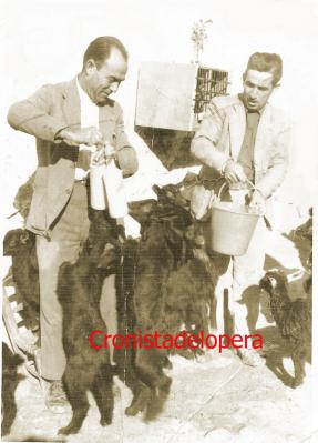 Los loperanos Pedro Gutiérrez y Antonio Alcalá alimentando a chivos con biberones. Año 1960