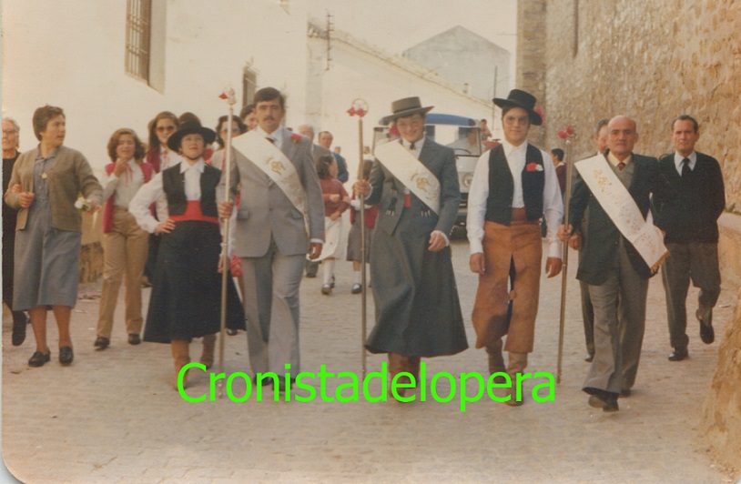 La Cofradía de la Virgen de la Cabeza de Lopera en 1979, siendo Hermanos Mayores  Nicolás y Lucía García Ruiz.