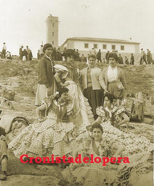 Grupo de Loperanas en las faldas del Cerro de la Cabeza en la Romería del año 1959