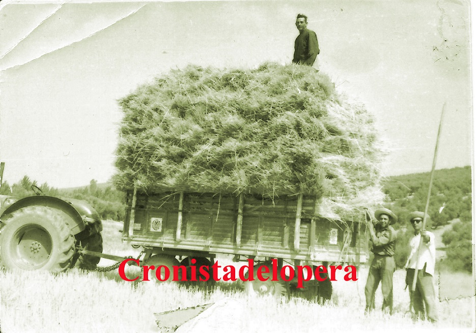 Grupo de Loperanos barcinando gavillas de trigo. De izquierda a derecha: Antonio Alcalá, Antonio Calixto y Francisco Gómez con su tractor Hanomag Barreiros. Año 1970