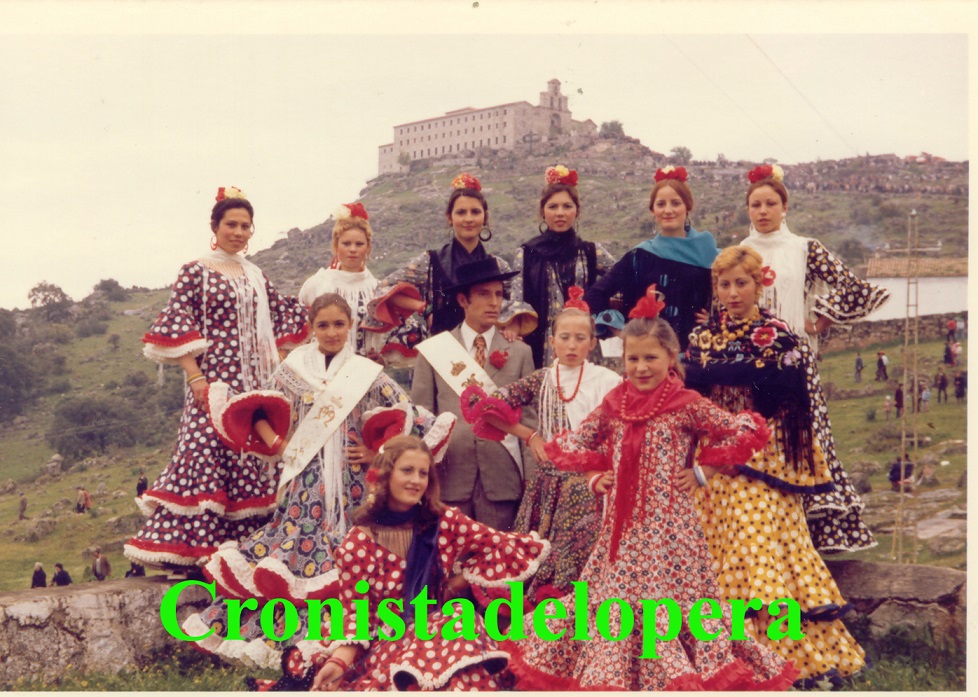 Grupo de Loperanas ataviadas con trajes de gitanas en el Cerro de la Cabeza en 1974 siendo Hermanos Mayores de la Cofradía de la Virgen de la Cabeza  de Lopera Martín Alcalá y su sobrina Pilar Alcalá.