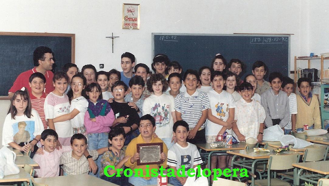 Grupo de Alumnos del Colegio Miguel de Cervantes de Lopera con su profesor José María Leirós Núñez. Año 1992