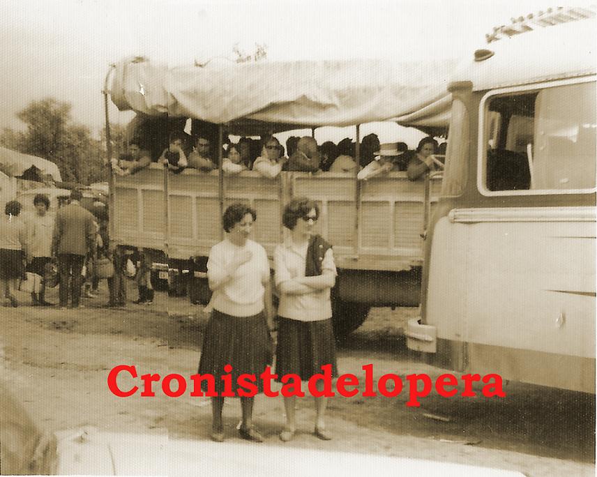 La tradición de ir a la Romería de la Virgen de la Cabeza en camiones. Grupo de Loperanos llegando al cerro en uno de los camiones.