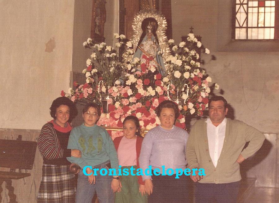 La Familia Bueno de la Torre junto a la Virgen de la Cabeza de Lopera en el año que hizo su primera salida por las calles de la localidad. Abril 1986