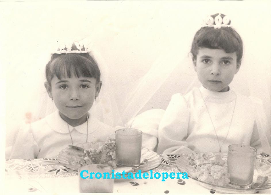 Las loperanas Josefita Ruiz y Ani Chueco de Primera Comunión en el convite que se daba en los Grupos Escolares. Año 1964