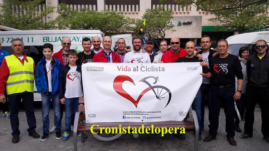 Miembros del Club Ciclista Lopera Bike participan en la Manifestación de Vida al Ciclista celebrada en Jaén.