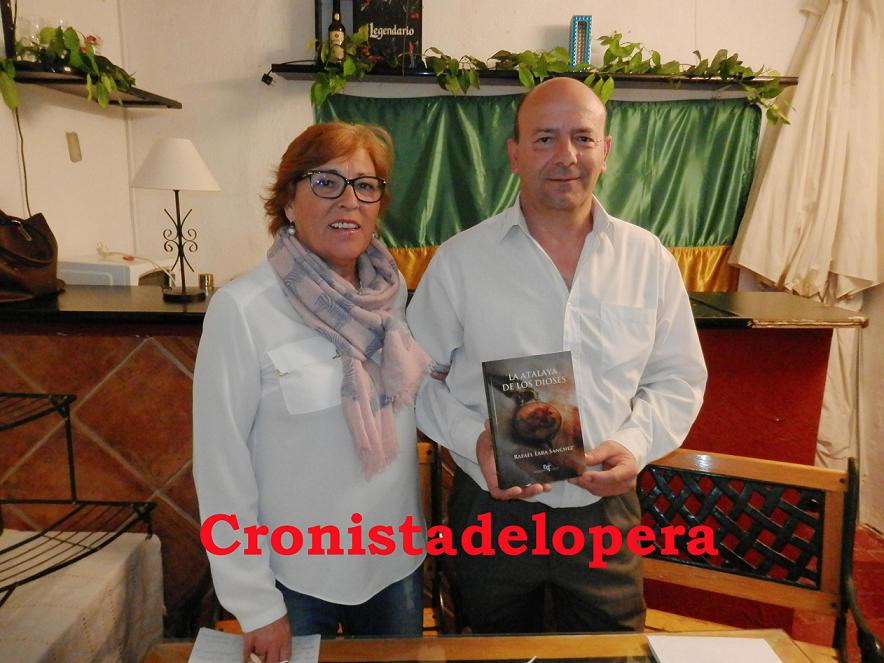 La sede de La Asociación Cultural "La Taberna de Lopera" acogió la presentación de la novela "La Atalaya de los Dioses" del loperano Rafael Lara Sánchez.