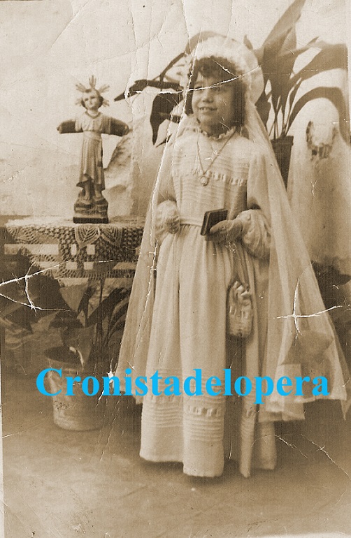 La niña Jacinta Coca Casado en el día de su Primera Comunión. 24-5-1949