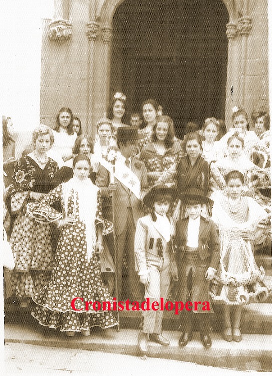 Grupo de Loperanas ataviadas con trajes de gitanas en la puerta de la Iglesia Parroquial de Lopera en 1974 siendo Hermanos Mayores de la Cofradía de la Virgen de la Cabeza de Lopera Martín Alcalá y su sobrina Pilar Alcalá.