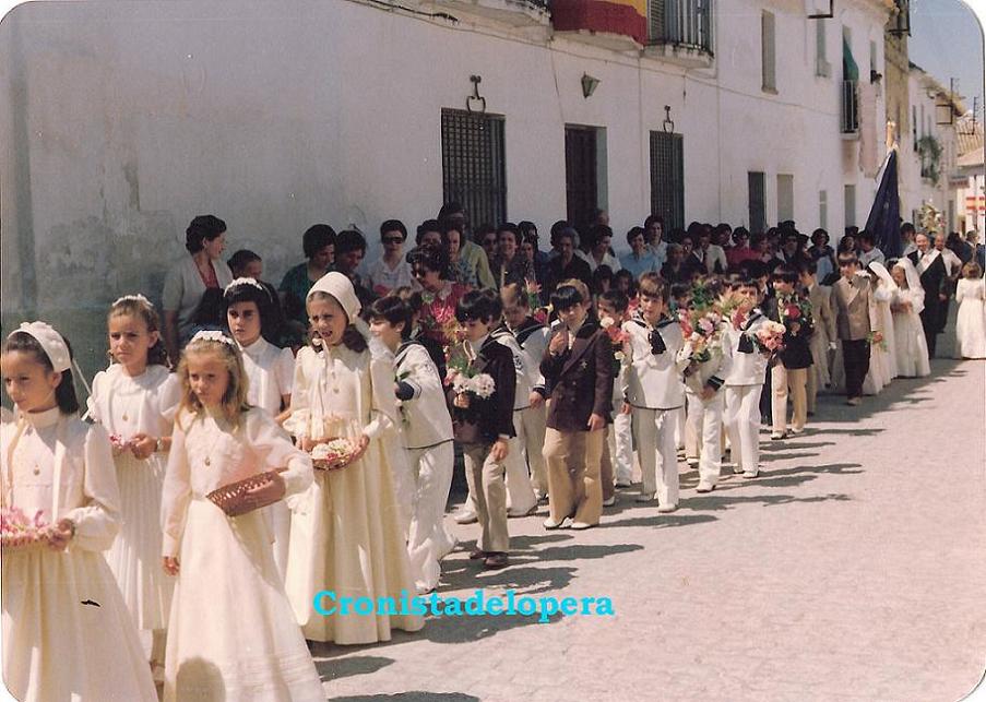 Niños de Primera Comunión en la Procesión del Corpus del año 1978.