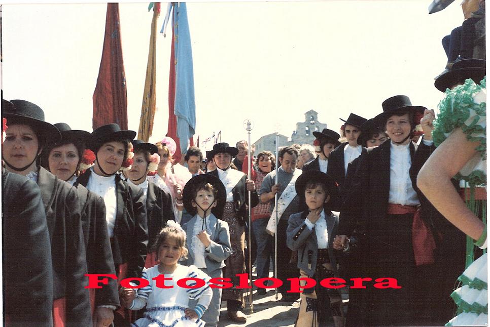 La Cofradía de la Virgen de la Cabeza de Lopera en la procesión de la Morenita en el Cerro de la Cabeza siendo Hermanos Mayores Miguel y Loli Pérez García en 1986.