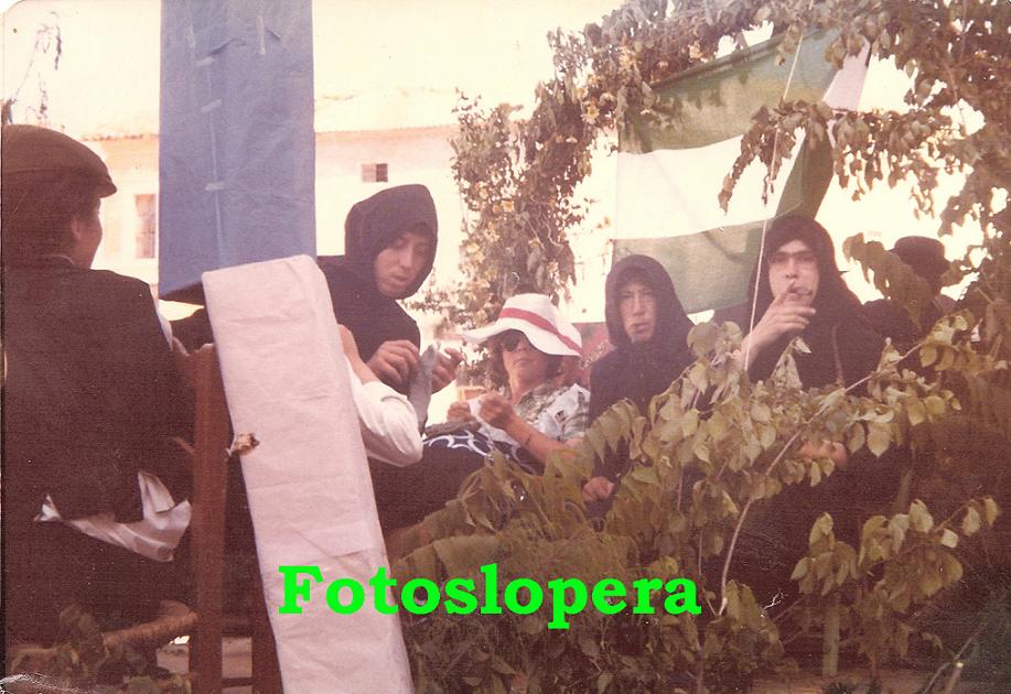 Carroza de la Romería de San Isidro Labrador Lopera. Año 1977. En la misma Diego y Antonio Pérez Herrador, Francisco Juárez García y Cristóbal Merino Castillo