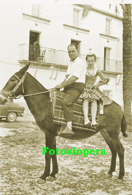 Los loperanos Manuel Pérez Lara y Mª Valle Pérez Quero a lomos de la mula Andalucía en plena Playa Mayor de Lopera en la Romería de San Isidro del año 1969.