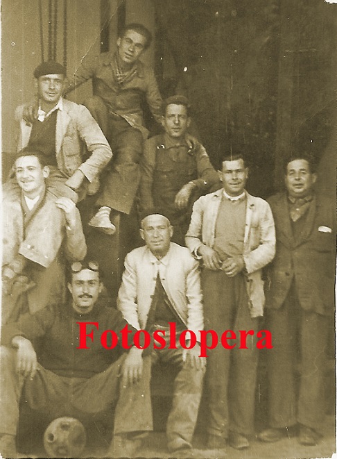 Grupo de Loperanos que trabajaron en la Fábrica extractora de aceite de oru­jo de oliva  de Hijos de Daniel Espuny. Lopera 1951