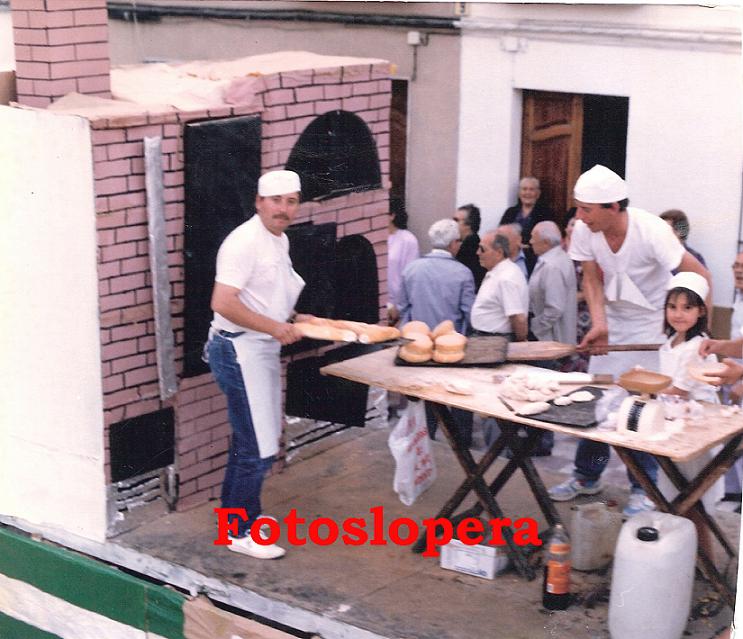 Carroza de la Romería de San Isidro Labrador Lopera. Año 1985. En la misma una panadería con Diego Pérez y Rafael Melero
