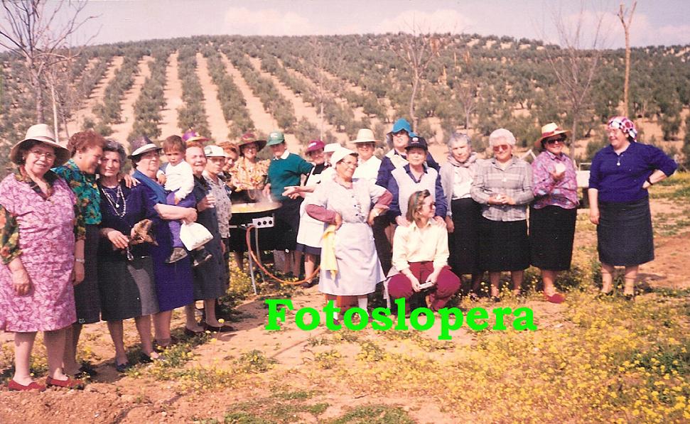 Jornada de Convivencia de las socias del Hogar del Pensionista de Lopera en el Paraje de San Isidro Labrador. Mayo 1988