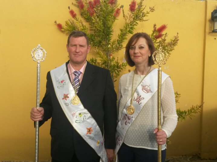 Martín Román Moraleda y Ana Huertas Jiménez. Hermanos Mayores de la Cofradía de la Virgen de Alharilla  de Lopera 2015.