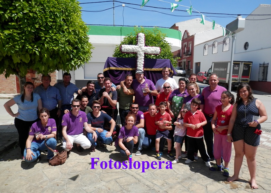 Gran ambiente en la Cruz de Mayo de la Cofradía de Ntro. Padre Jesús Nazareno de Lopera.