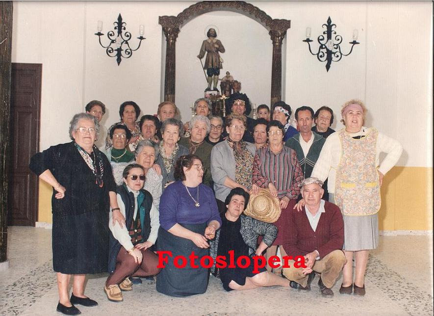 Convivencia y visita a la Ermita de San Isidro Labrador de las socias del Hogar del Pensionista de Lopera. Año 1994.