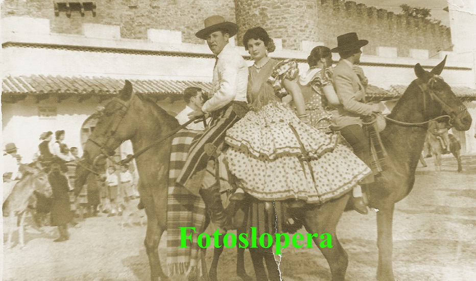 Romería de San Isidro Labrador 1958. Juan Huertas y Carmen Huertas en plena Plaza Mayor de Lopera