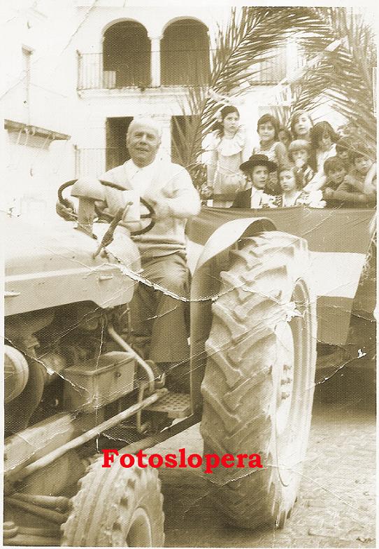 Recuerdo a Diego Gómez Expósito un asiduo conductor de tractores de las carrozas en la Romería de San Isidro Labrador de Lopera.