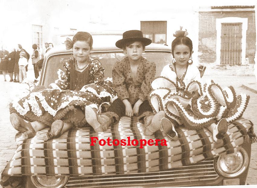 Loperanos en la Romería de San Isidro Labrador. Año 1976. Mª Carmen Lara, Miguel Gil y Mª Loren Santiago.