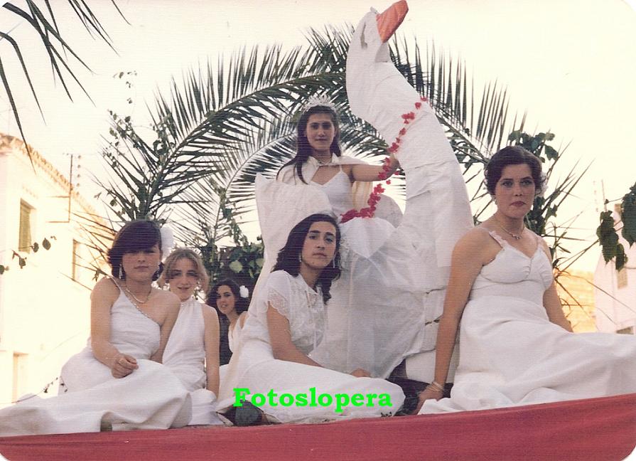 Carroza de la Romería de San Isidro Labrador Lopera 1979. En la misma Mª Teresa Porras, Tere Uceda, Rafi Bueno, Carmen Santiago, Mª del Mar Peinado y Mª Luz Ortuño.