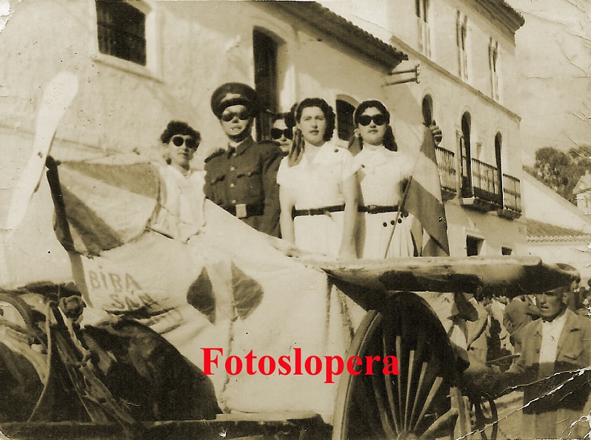 Carroza en la Romería de San Isidro Labrador. Año 1950 a su paso por la calle Bartolomé Valenzuela (Hoy García Lorca)