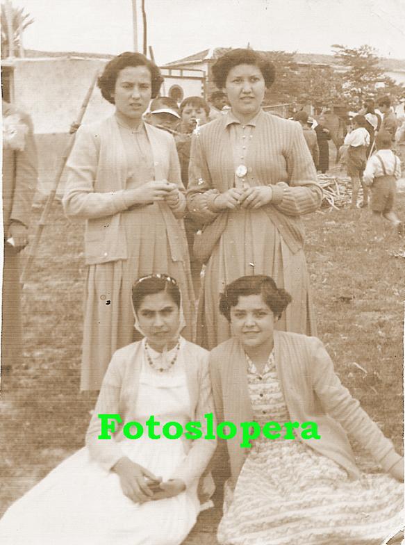 Grupo de Loperanas en la Romería de la Virgen de Alharilla Porcuna. Año 1954. Dolores Huertas, Ana Coca, Pili Bellido y Juana García.