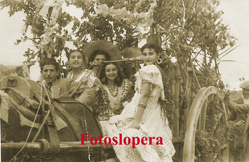 Grupo de Loperanas en una carreta haciendo el camino desde Lopera hasta Alharilla. Romería de Alharilla Año 1948. Carmen Cobo, Campos García, Paula Coca y Paquita García
