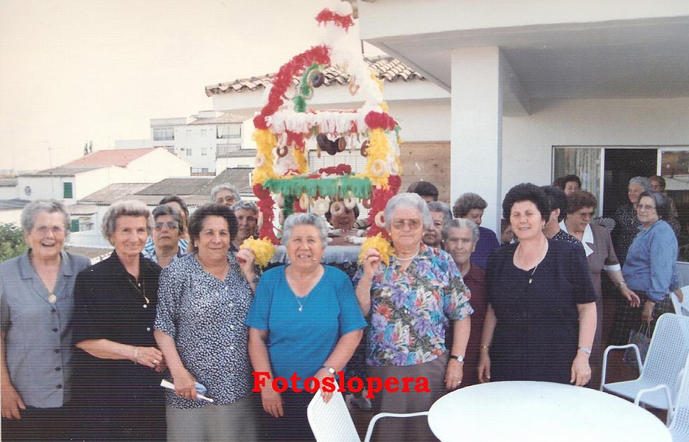 La Tradición de Echar el Mayo Perigallo recuperada por las Socias del Hogar del Pensionista de Lopera. Año 1990.