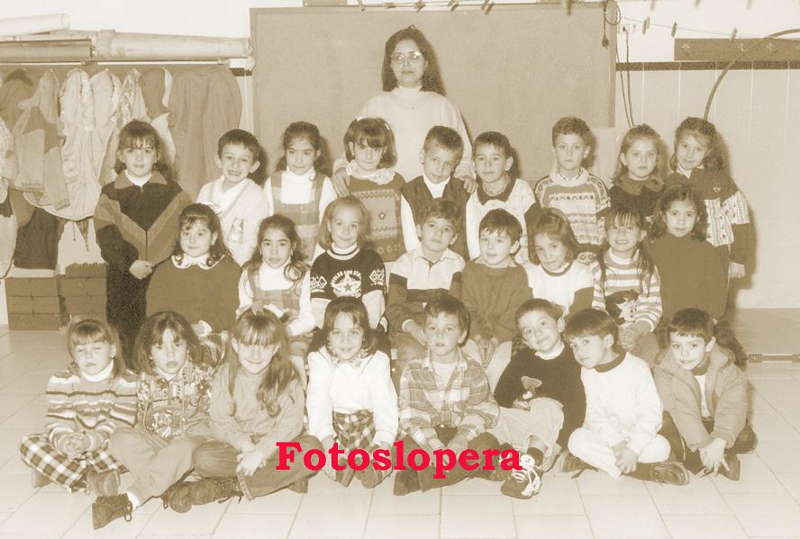 Alumnos de Educación Infantil 5 años del Colegio Miguel de Cervantes de Lopera con su maestra Conchi Moreno. Año 1997