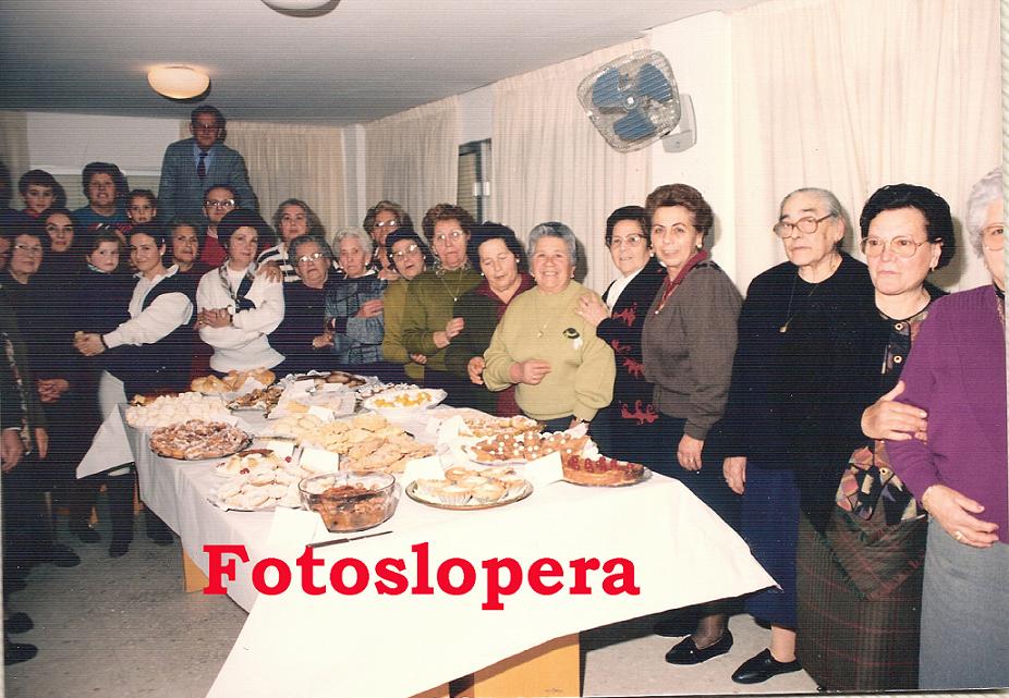 Grupo de loperanas participantes en el Concurso Gastronómico celebrado en el Hogar del Pensionsita. Lopera 1997