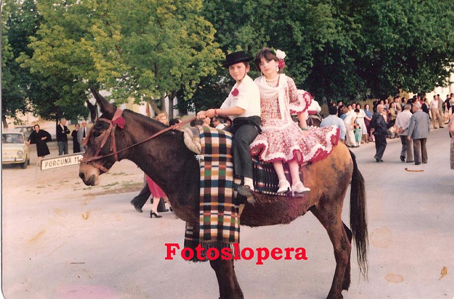 Los loperanos José Acevedo e Isabel Porras en la Romería de San Isidro Labrador. Año 1981