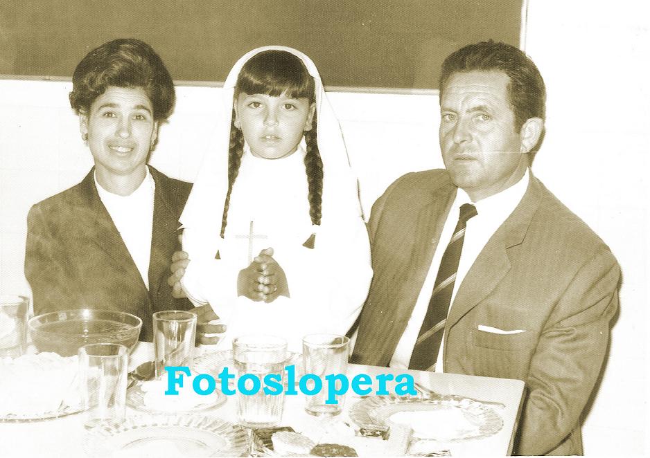 La loperana Isabel López Salas de Primera Comunión en el convite que se daba en los Grupos Escolares, junto a sus padres Rufina Salas Pérez y Manuel López  Monje. Año 1969