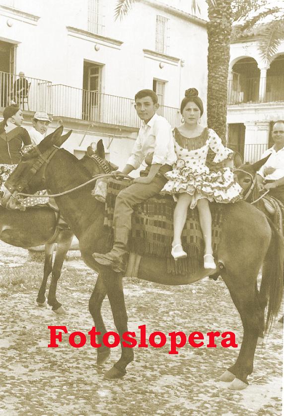 Los loperanos José Cerezo y Nani Melero en plena Plaza Mayor de Lopera en la Romería de San Isidro Labrador. Año 1969