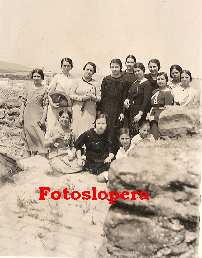 Grupo de Loperanas en el Camino de Ronda del Castillo de Lopera. Año 1935