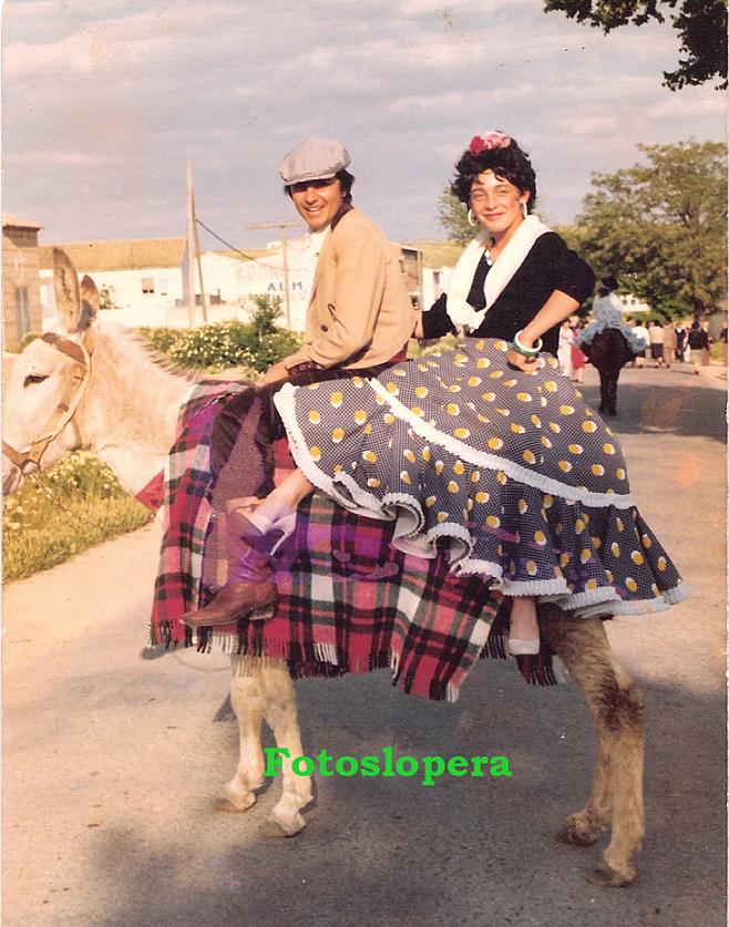 Los loperanos Paco Cruz Melero y Manuel Ruiz Chiquero a lomos de un burro en la Romería de San Isidro Labrador. Lopera 1979
