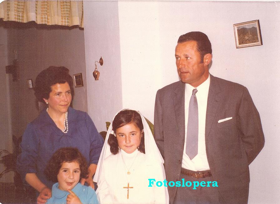 La niña Sole Alcalá Jiménez en el día de su Primera Comunión con sus padres Benito Alcalá y Ana Jiménez. Año 1975