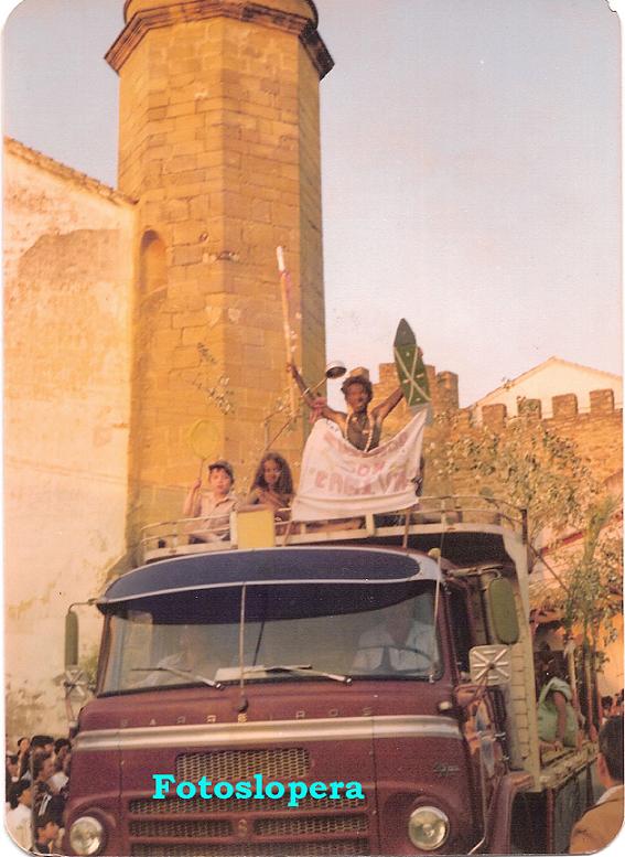 Recuerdo al loperano Antonio Pastor y su camión Barreiros que tantas carrozas llevó en la Romería de San Isidro en Lopera. Foto 1978. Arriba saludando el loperano Manuel Ruiz Chiquero.